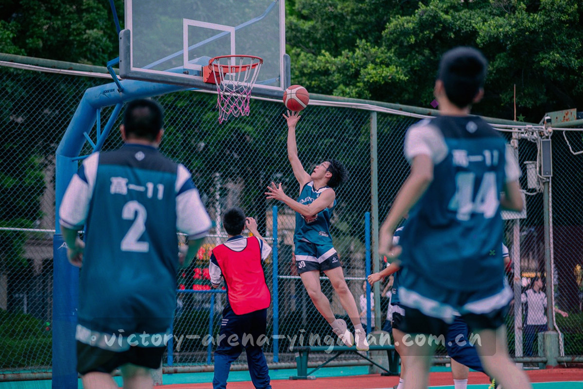 战术板上以荧光青柠线条勾出的问号形状，抽象示意常见疑问